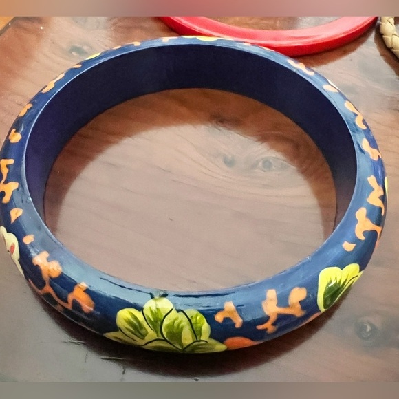 Jewelry Lot for a Fashionista. Necklaces, Bangles, and bracelets. - Picture 9 of 11